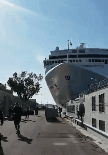  항구로 돌진하는 크루즈선박 | 인스티즈