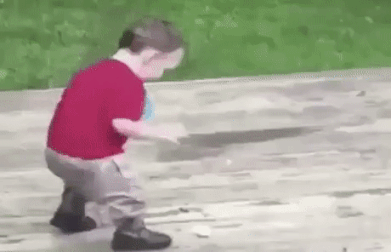 공을 주워 담으려는 아이.gif | 인스티즈