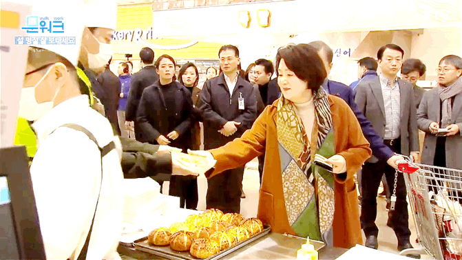 카메라가 찍든 말든 정말 장보는 노빠꾸 김정숙 여사님 | 인스티즈