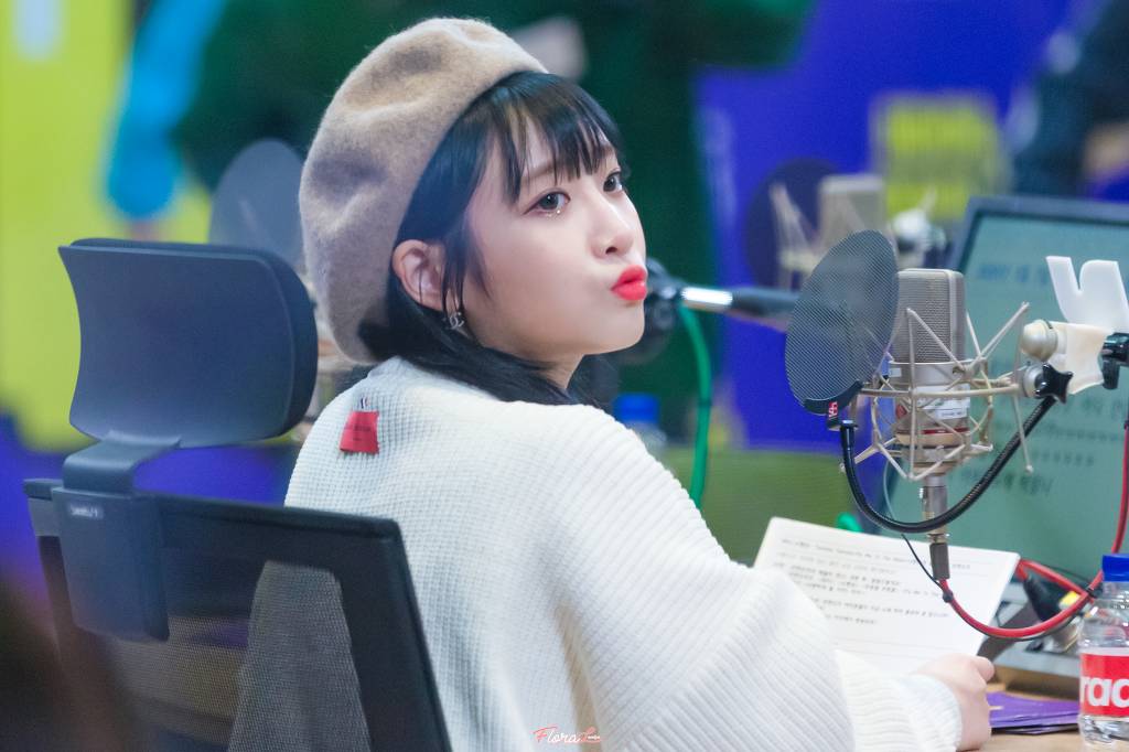 베레모 빵모자를 쓴 라디오 DJ 러블리즈 유지애.jpg | 인스티즈