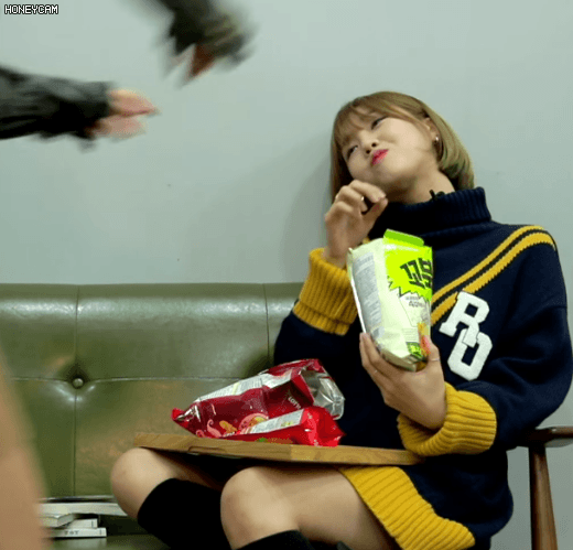 과자 먹는 오마이걸 미미.gif | 인스티즈