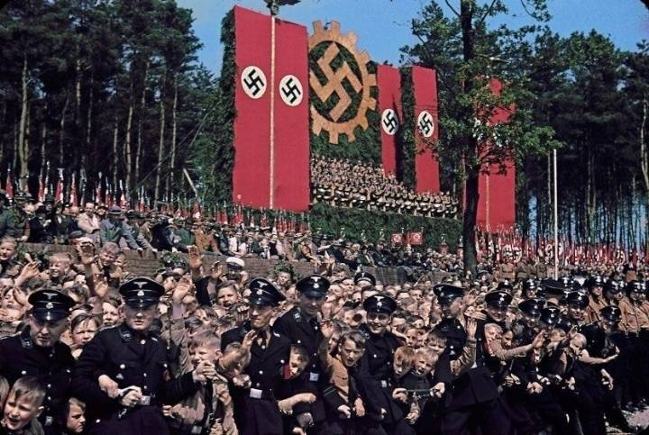 히틀러 전속 사진기자가 나치 선전용으로 찍은 사진 | 인스티즈