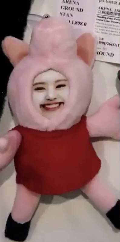 팬에게 인형 선물 받는 제니.gif | 인스티즈