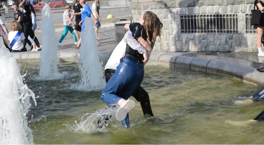 분수대에서 노는 학생들.gif | 인스티즈