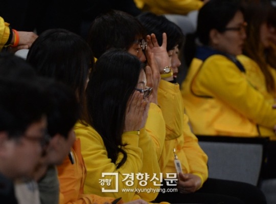 대통령 탄핵안 가결...눈물 짓는 세월호 유가족 | 인스티즈