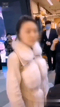 중국 백화점에서 마스크 착용 거부하는 여자.gif | 인스티즈