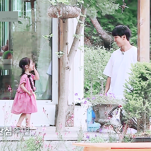 잠깐 다른 아이 관심주자 자기 PR 확실하게 하는 꼬꼬마.jpgif | 인스티즈