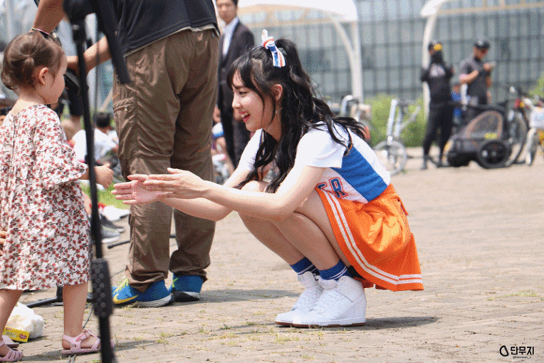 [트와이스] 아니 글쎄 아기만 보면 환장하는 처자가 있다고 해요 | 인스티즈