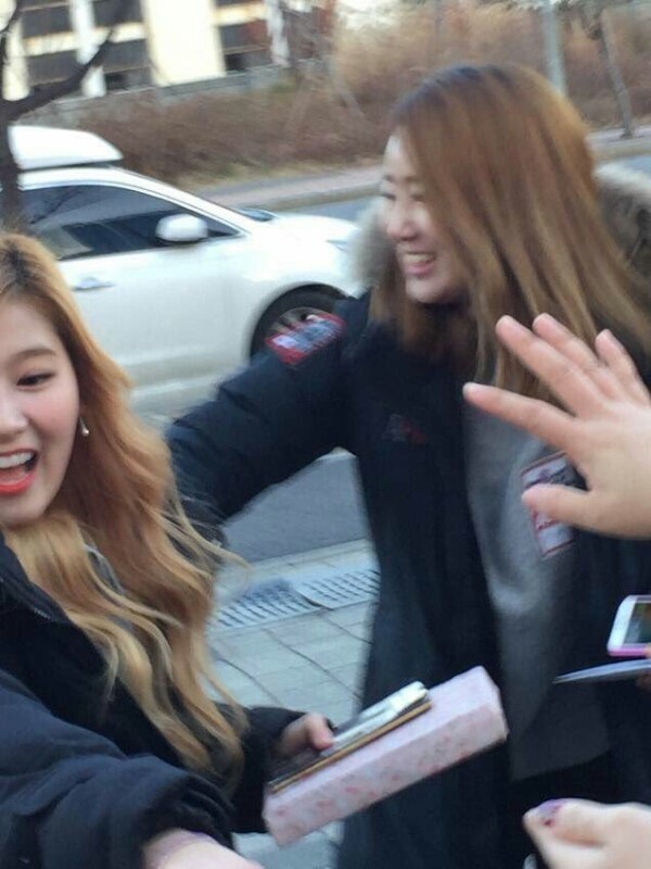 제지당하는 사나......gif | 인스티즈