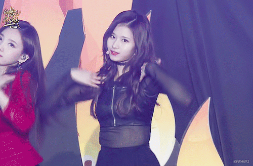 제지당하는 사나......gif | 인스티즈