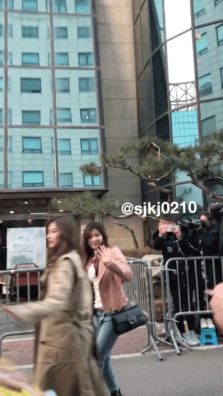 제지당하는 사나......gif | 인스티즈