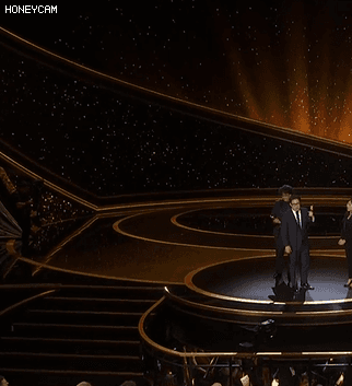 첫 오스카 트로피를 손에 쥔 봉준호 감독 반응.gif | 인스티즈