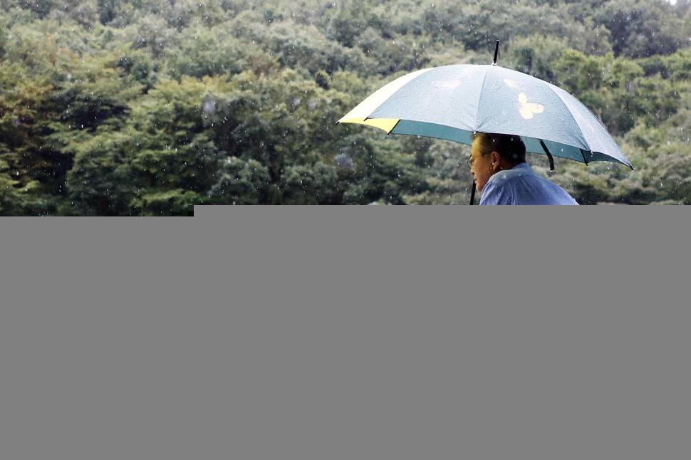 문재인 대통령이 29일 오전 경남 양산시 사저 뒷산에서 산책 중 생각에 잠겨 있다. 청와대 제공