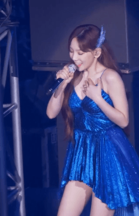 끈나시 드레스 입고 노래하는 태연.gif | 인스티즈