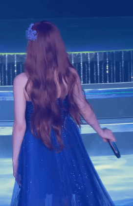 끈나시 드레스 입고 노래하는 태연.gif | 인스티즈