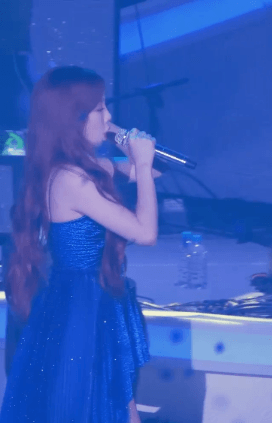 끈나시 드레스 입고 노래하는 태연.gif | 인스티즈