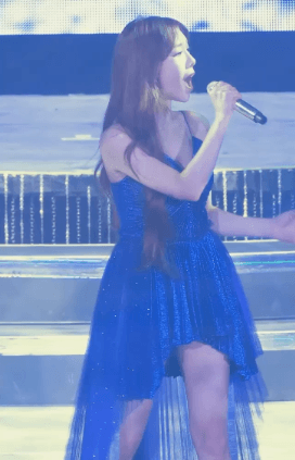 끈나시 드레스 입고 노래하는 태연.gif | 인스티즈