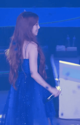 끈나시 드레스 입고 노래하는 태연.gif | 인스티즈