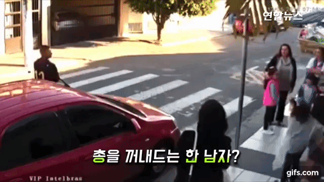 초등학교앞에서 총 꺼내든 강도.gif | 인스티즈