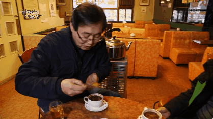 모르는 사람이 많은 쌍화차에 들어간 계란노른자 먹는법.jpgif | 인스티즈