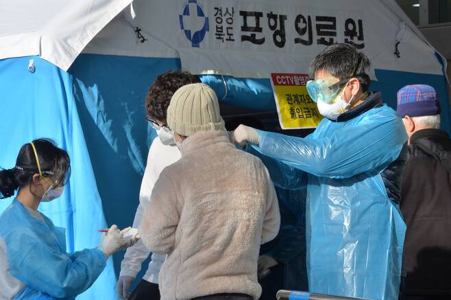 [속보] 정부 "대중교통 등 일상 감염 없어, 가족·직장 접촉자 하루 내 격리 목표" | 인스티즈