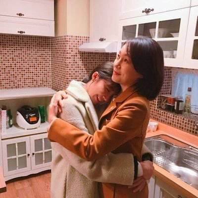 에이핑크 정은지 안아 주는 진경.jpgif | 인스티즈