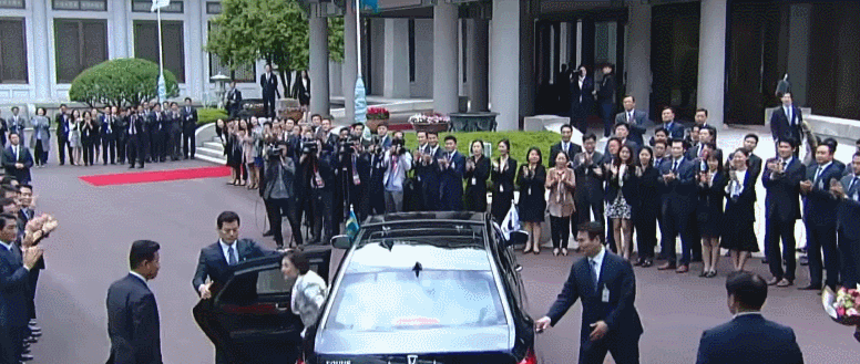 다시 보는 문재인 대통령 청와대 입성 장면.gif | 인스티즈