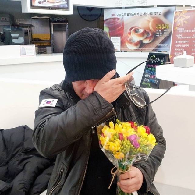 대구에서 마스크 나눠주다가 오열하는 의리남 ㅠㅠ | 인스티즈