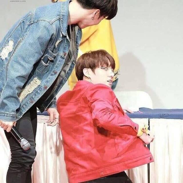 방탄 정국 팬티 가려주는 지민.jpg | 인스티즈