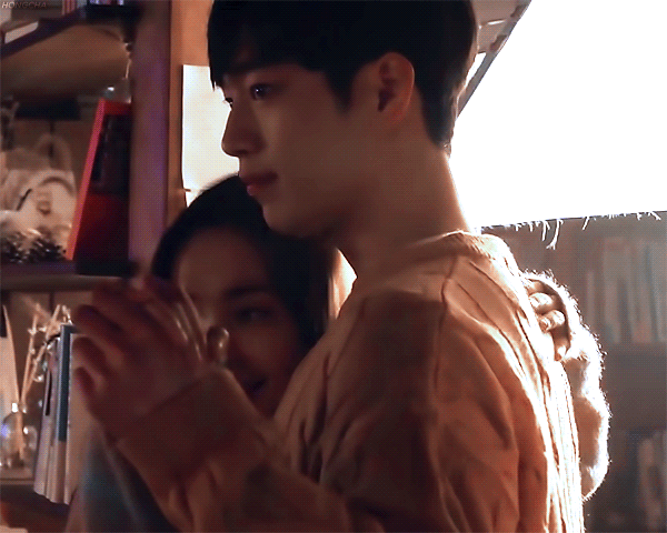 까치발하는 박민영에 고개 숙여 자세 낮추는 서강준 | 인스티즈