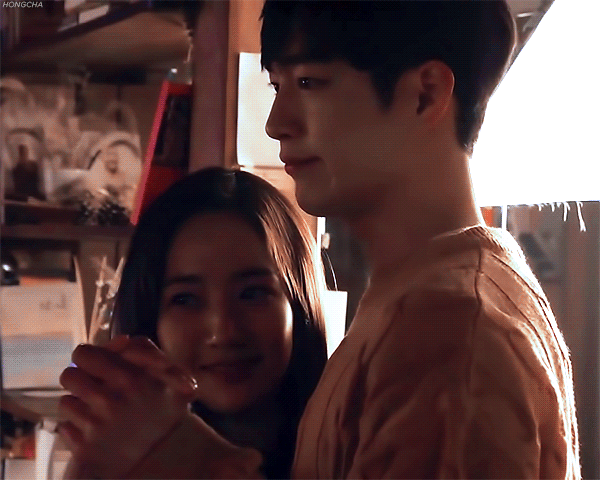 까치발하는 박민영에 고개 숙여 자세 낮추는 서강준 | 인스티즈