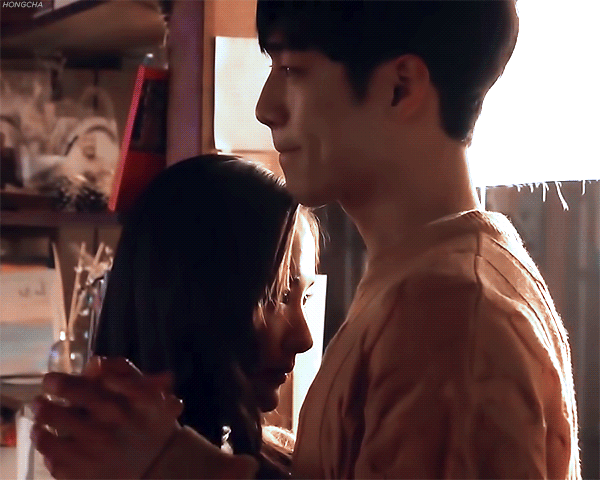 까치발하는 박민영에 고개 숙여 자세 낮추는 서강준 | 인스티즈