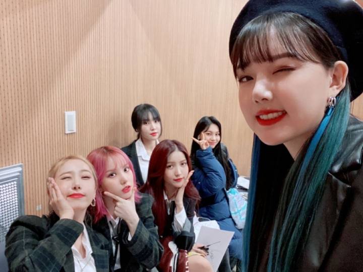 릴레이댄스 교차로 촬영한 여자친구💕 | 인스티즈