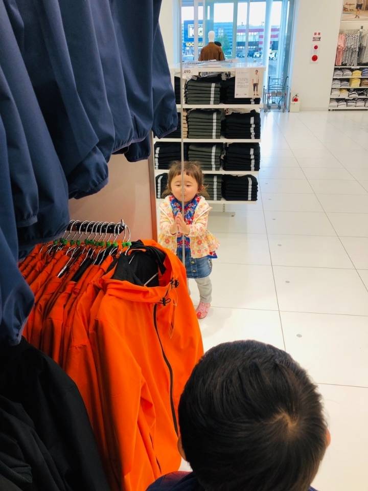 옷매장에서 아이들이 노는 방법 | 인스티즈