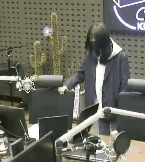 에이핑크 정은지 마스크 쓰고 출근 그리고 퇴근.gif | 인스티즈