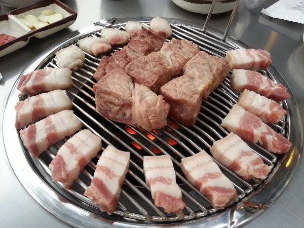 본인의 삼겹살 취향은? 납작 vs 두툼 | 인스티즈