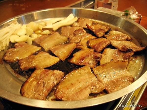 본인의 삼겹살 취향은? 납작 vs 두툼 | 인스티즈