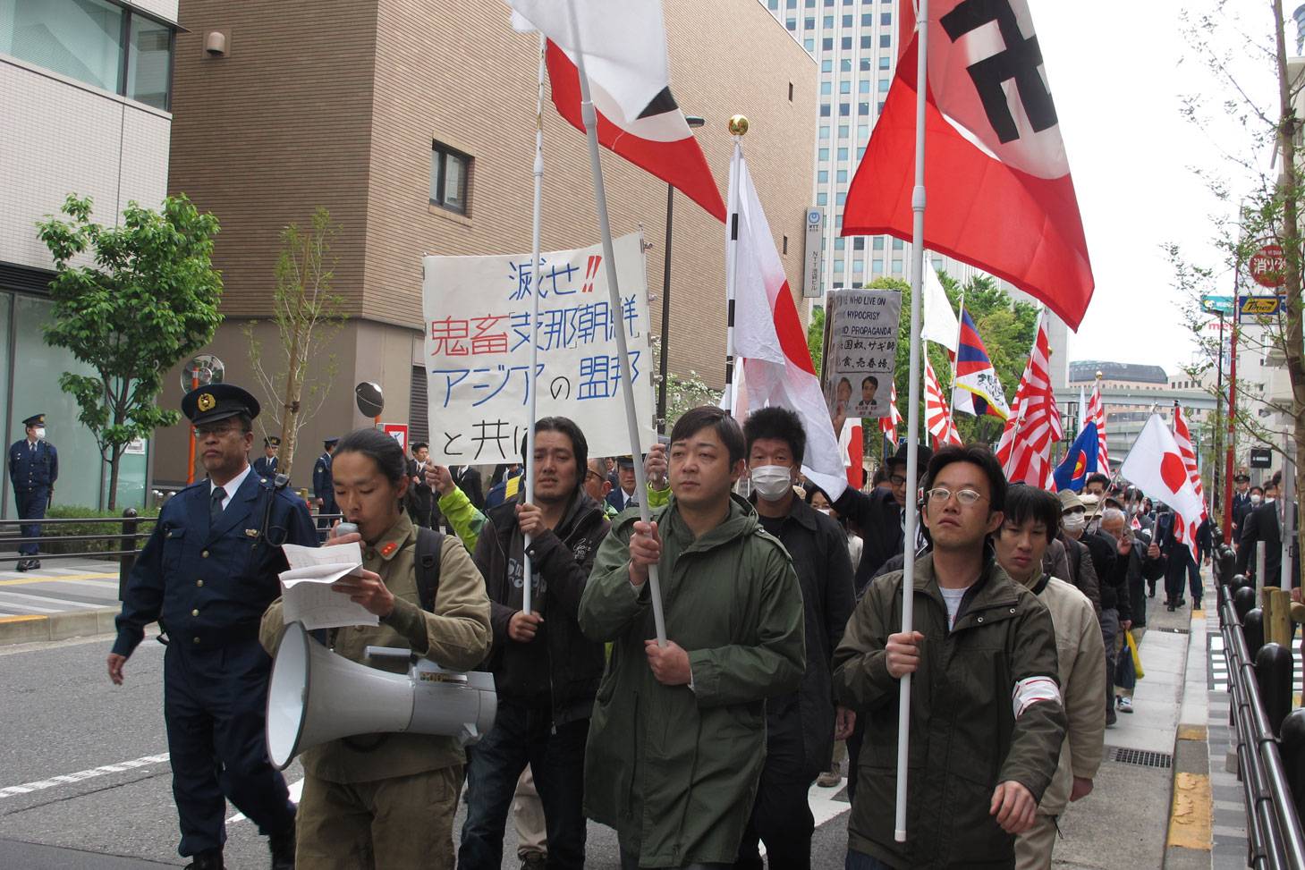 日극우 "히틀러 기리자"… 나치旗 들고 도쿄시내 행진 | 인스티즈
