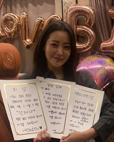 배우 김희선, 자동차 속 소박한 생일파티 주목 받아 | 인스티즈