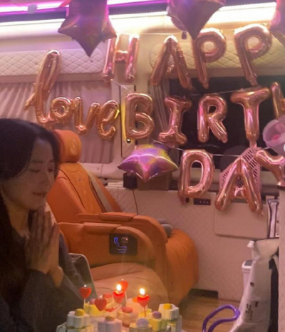 배우 김희선, 자동차 속 소박한 생일파티 주목 받아 | 인스티즈