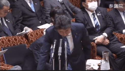 기침을 참지못하는 아베 | 인스티즈