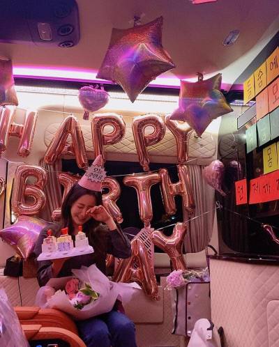 배우 김희선, 자동차 속 소박한 생일파티 주목 받아 | 인스티즈