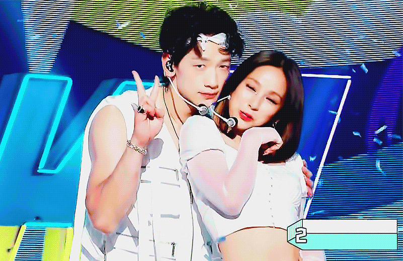 오늘 신인그룹 싹쓰리 데뷔무대 린다G.gif | 인스티즈