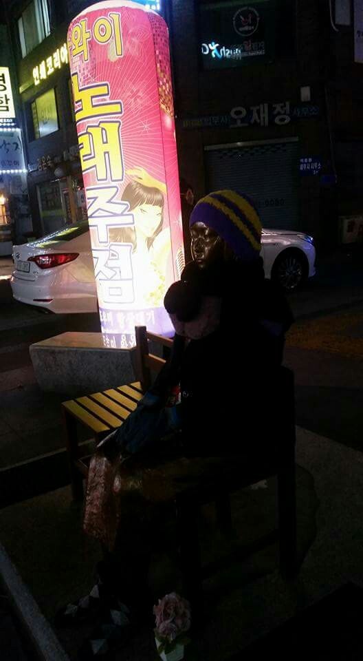 소녀상 옆에 업소 풍선 세워놓는 정신 나간 노래주점 | 인스티즈