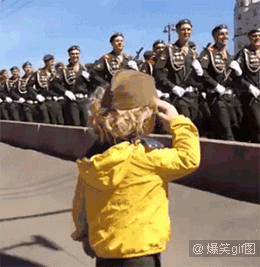 군인들에게 경례하는 꼬마 | 인스티즈