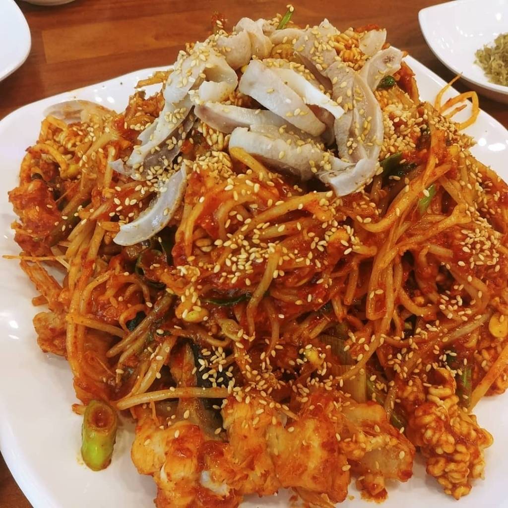 음식이 나와도 콩나물만 씹는 사람이 많다는 식당.......jpg | 인스티즈