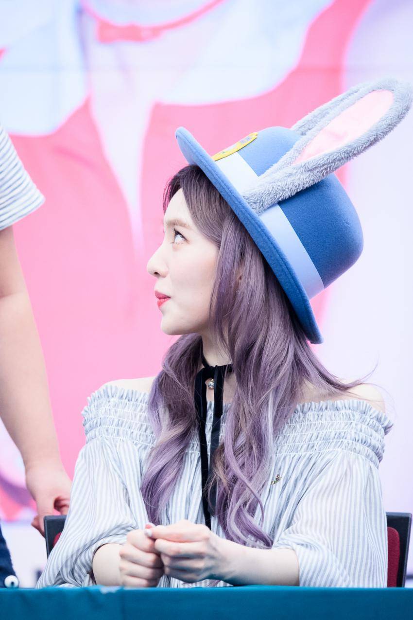 토끼 모자가 잘 어울리는 아이린.jpgif | 인스티즈