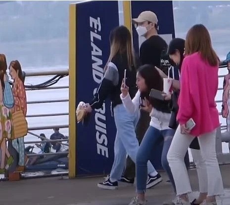 길거리에서 사진 부탁받은 한국인들 자세 | 인스티즈