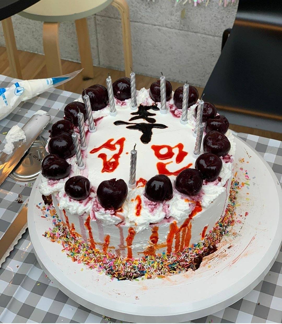 유튜브 10만 기념 케이크 만드는 안소희.jpg | 인스티즈