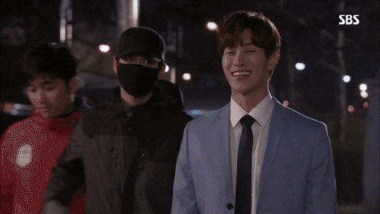 길에 서있는데 누가 갑자기 명량핫도그로 찌르고감; | 인스티즈